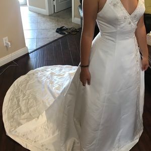 Size 6 beautiful wedding dress, never warn. Asking $290 obo?